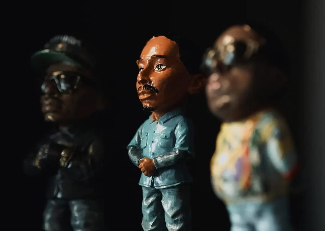 Bonecos de rappers numa prateleira da loja